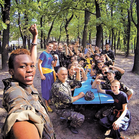 Під час перебування у військово-патріотичному таборі діти вчаться любити і захищати Батьківщину, а також набувають знань та навичок, що знадобляться у житті. Фото надано прес-службою Дніпропетровської ОДА